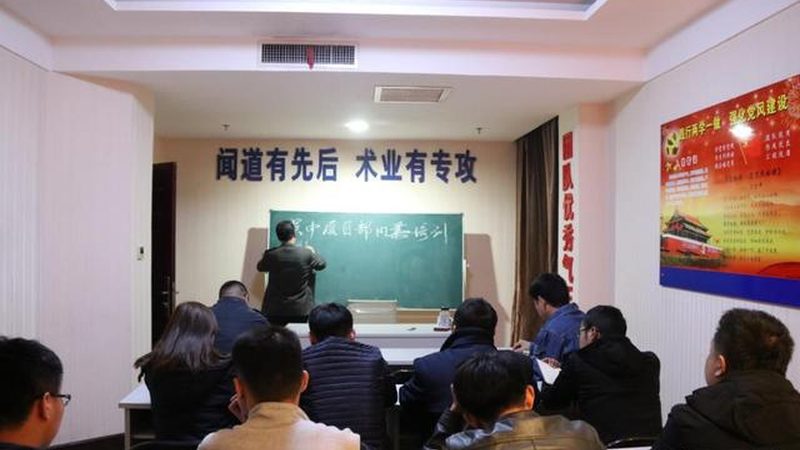 以下是一些公路建造师培训教材的推荐，供考生参考：