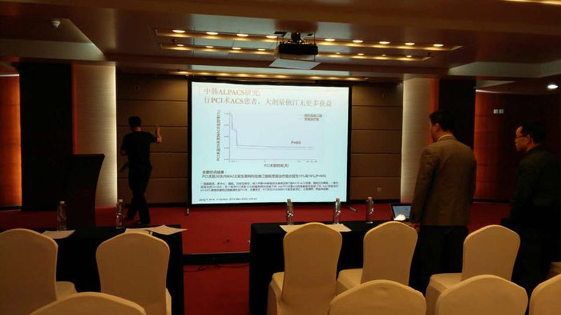 在选择成人教育机构时，要避免以下误区和陷阱：