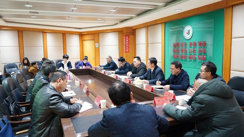 与笔试相比，面试礼仪更加注重以下几个方面：
